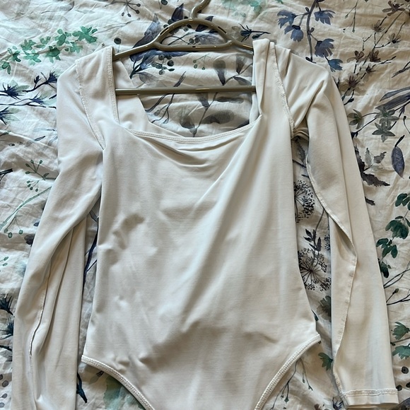 Aritzia contour bodysuit size small white - Picture 2 of 3